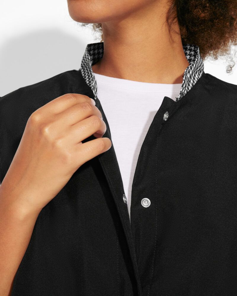 Roly - ALDANY 9105_02174_3_3 casaca de mujer de cuello mao con botones sin mangas detalle 3